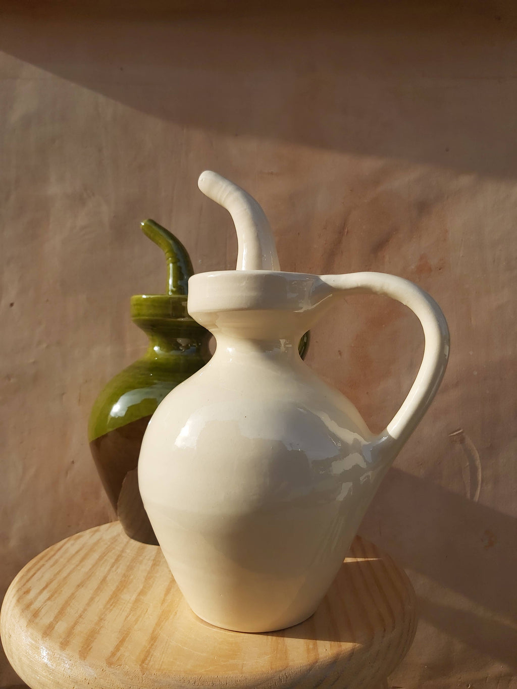 Traditionele oliekan op tafel met olijfolie, sfeerbeeld
