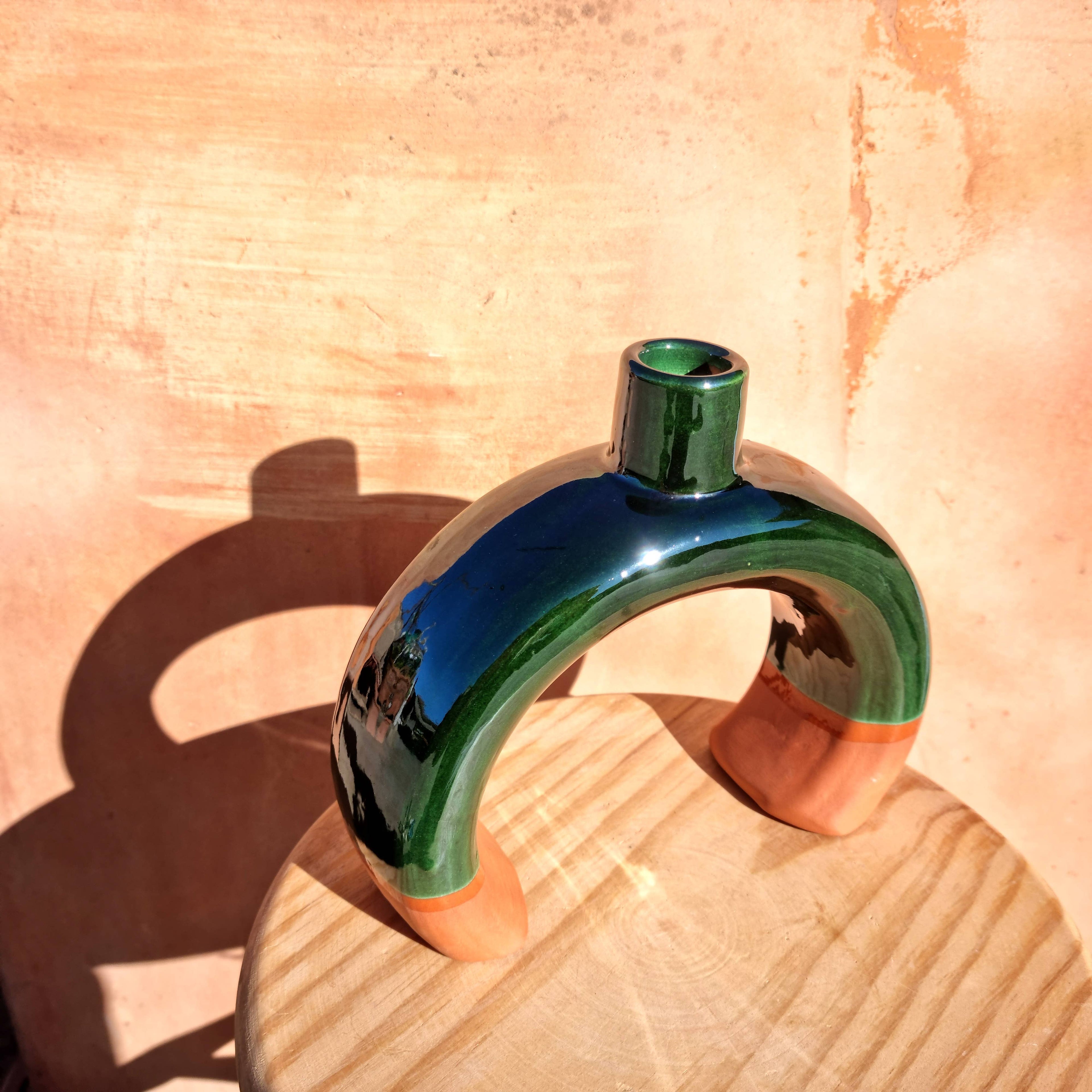 Detail van het glazuur op de terracotta boogkandelaar
