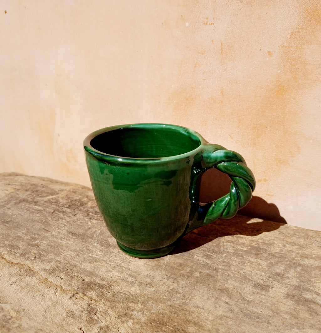 Terracotta mok in traditioneel groen, handgedraaid en geglazuurd