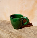 Terracotta mok in traditioneel groen, handgedraaid en geglazuurd