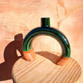 Boogkandelaar van terracotta in traditioneel groen