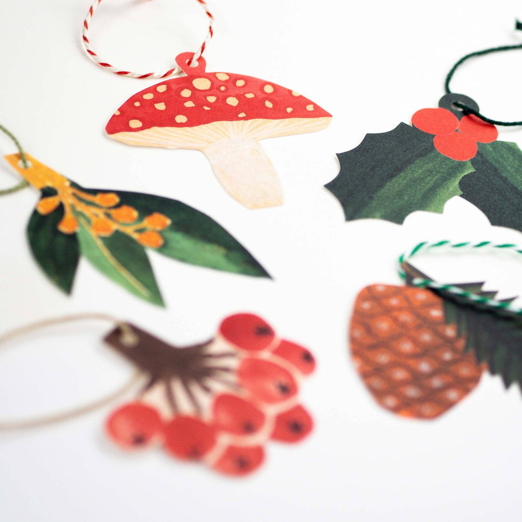Detail van de handontworpen cadeaulabels