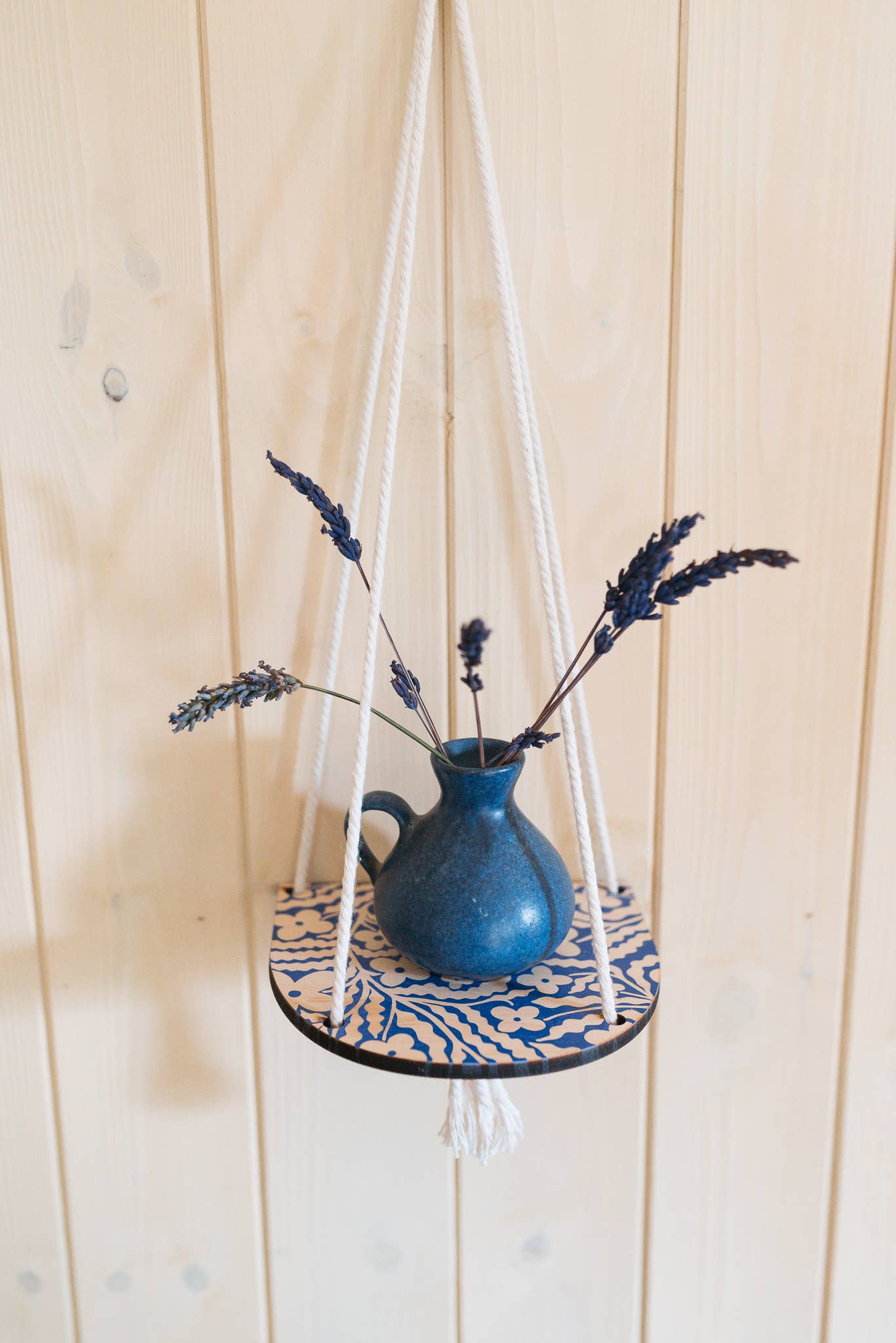 Detail van het blauwe touw van de kleine plantenplank van Studio Wald
