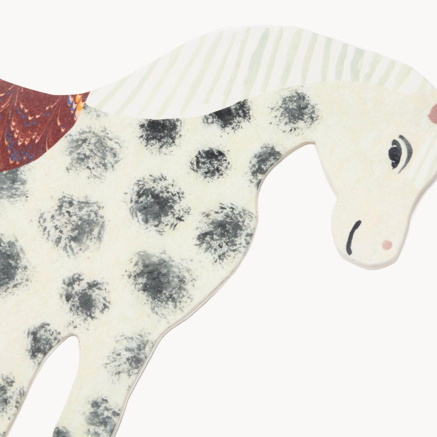 Vrijstaand paard van Tirzah's Horse op een plank