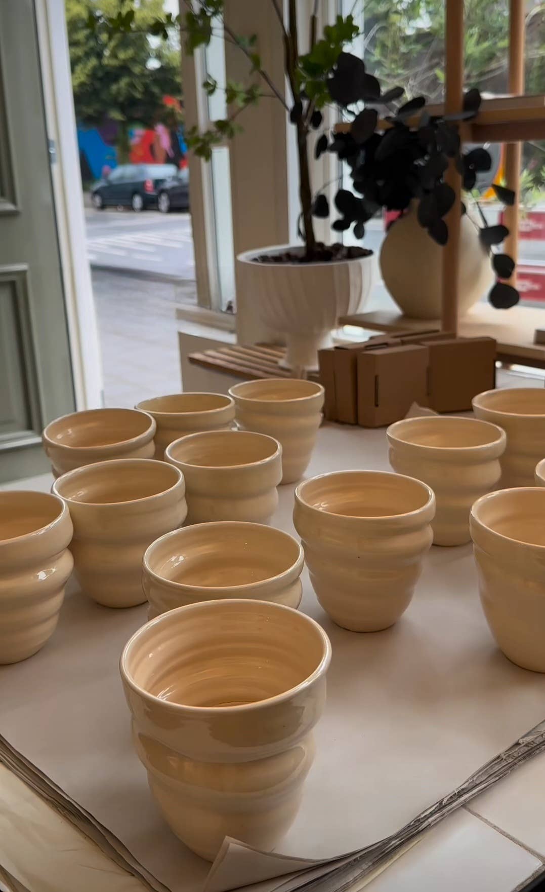 Handgemaakte keramische spiraalglazen in wit, groen en terracotta