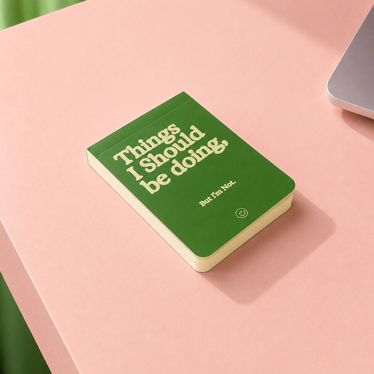Groen mini-notitieboekje met matte, geëmbosseerde omslag