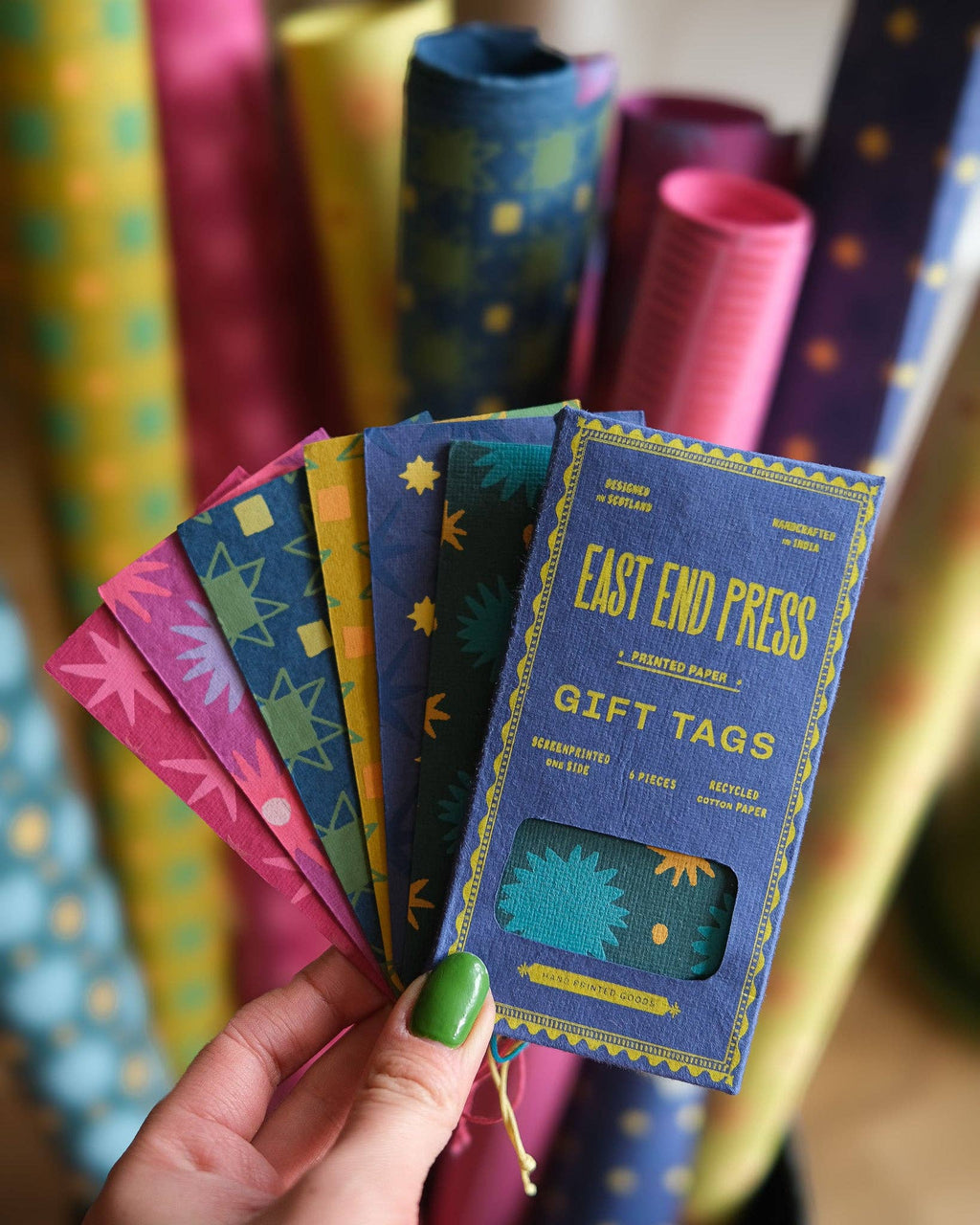 Detail van de zeefdruk op de cadeaulabels