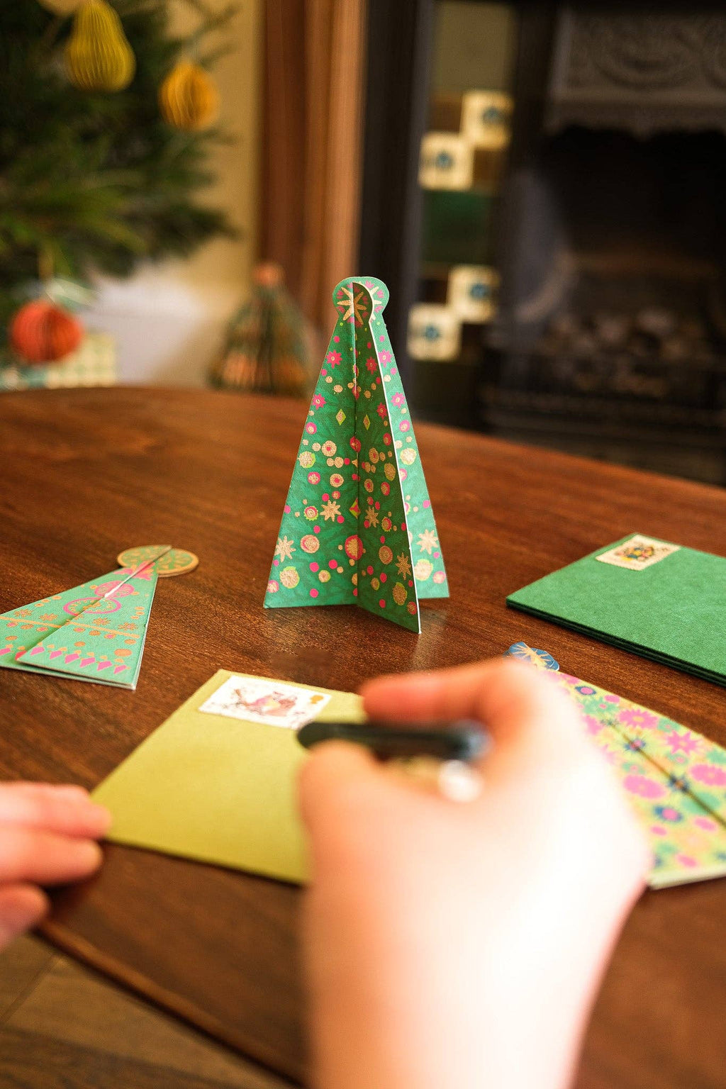 Ornament boomkaart in elkaar geschoven als 3D-decoratie