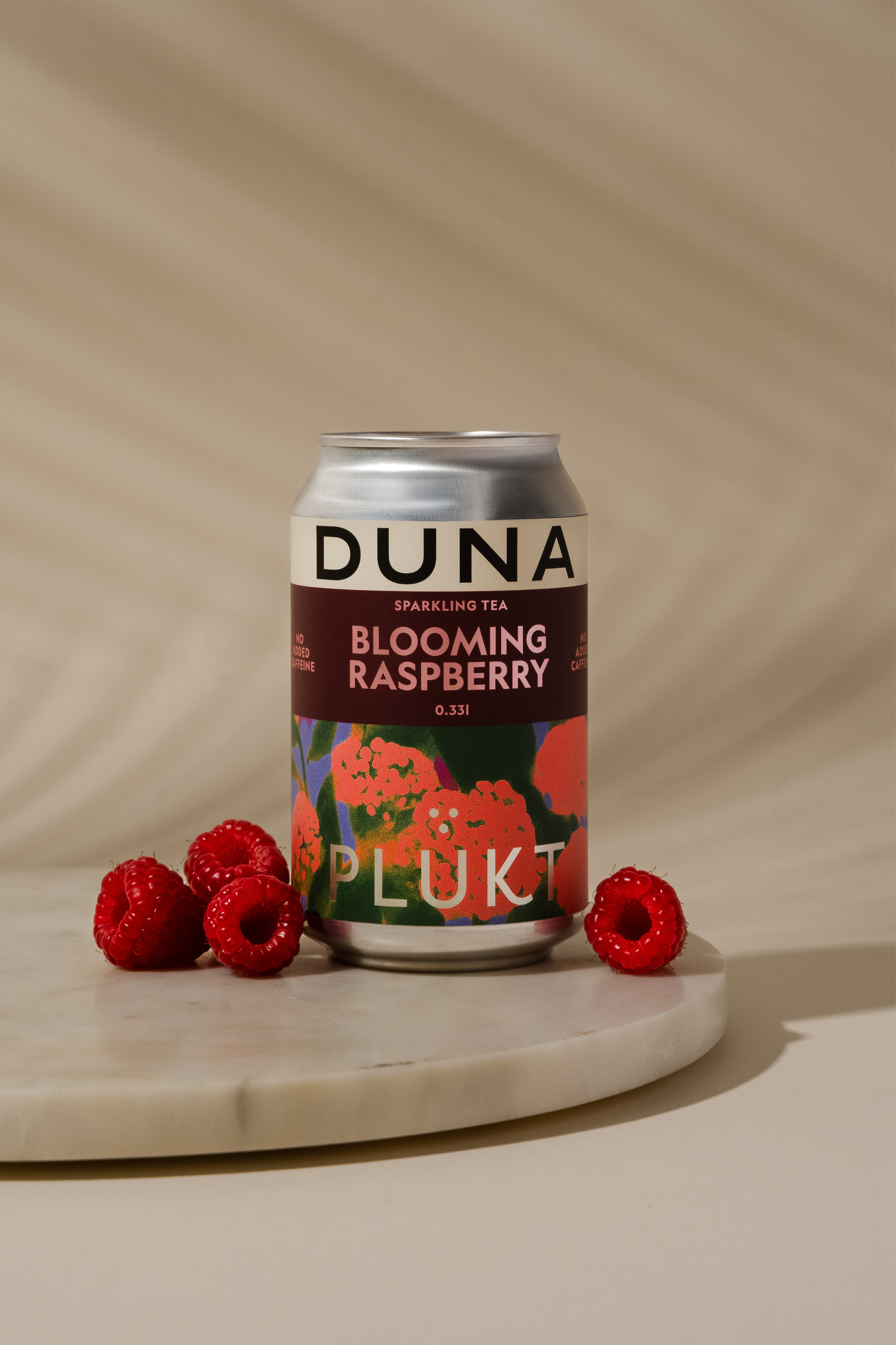 Sprankelende kruidenthee met framboos van PLŪKT, blikje 0,33 l