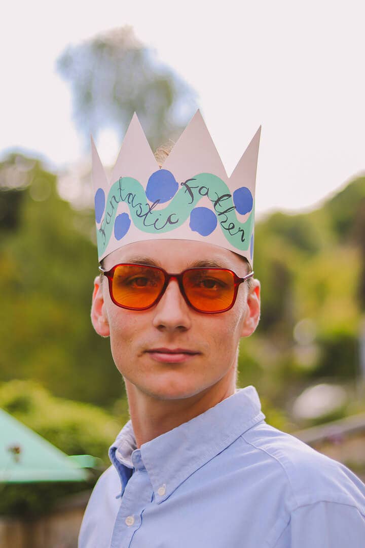 Feesthoedkaart als kroon gedragen, sfeerbeeld