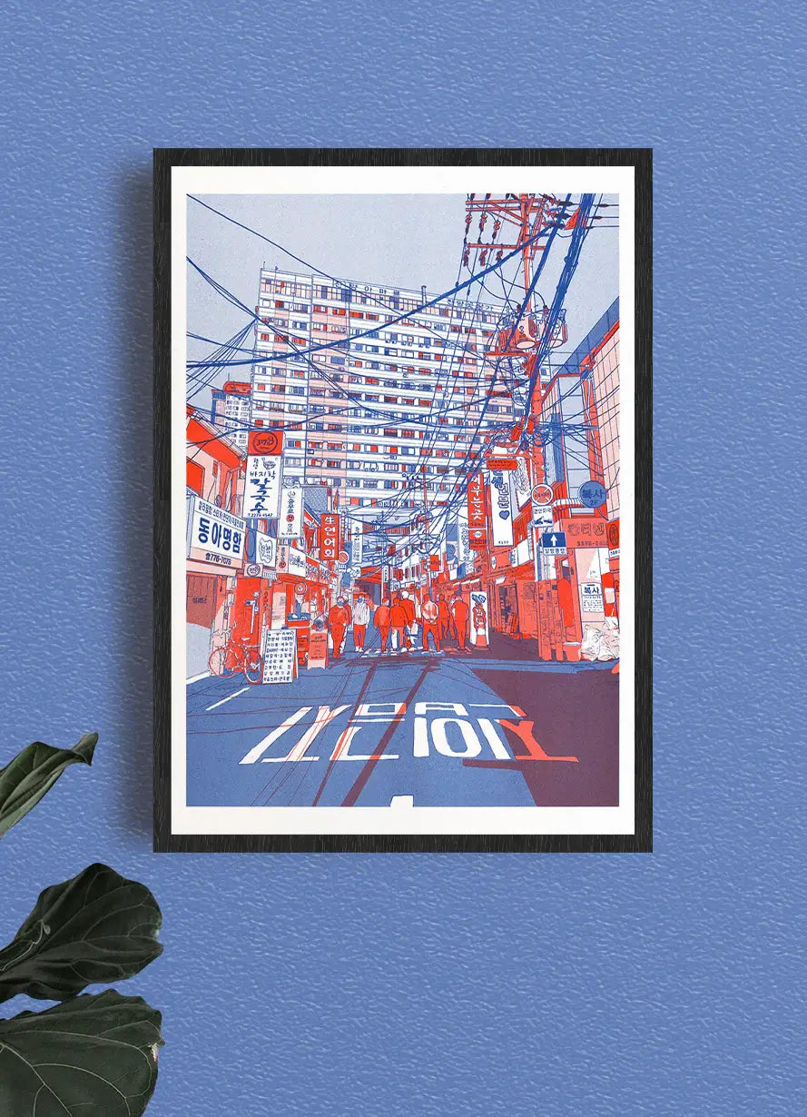Poster 'Paper Stuffing' van Matthieu Surrel aan de muur, sfeerbeeld