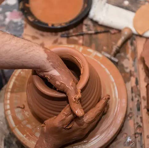 Traditionele keramische oliekan, zijaanzicht