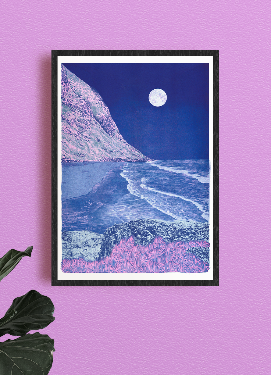 Poster 'Blue Euphoria' van Manon Diemer aan de muur, sfeerbeeld