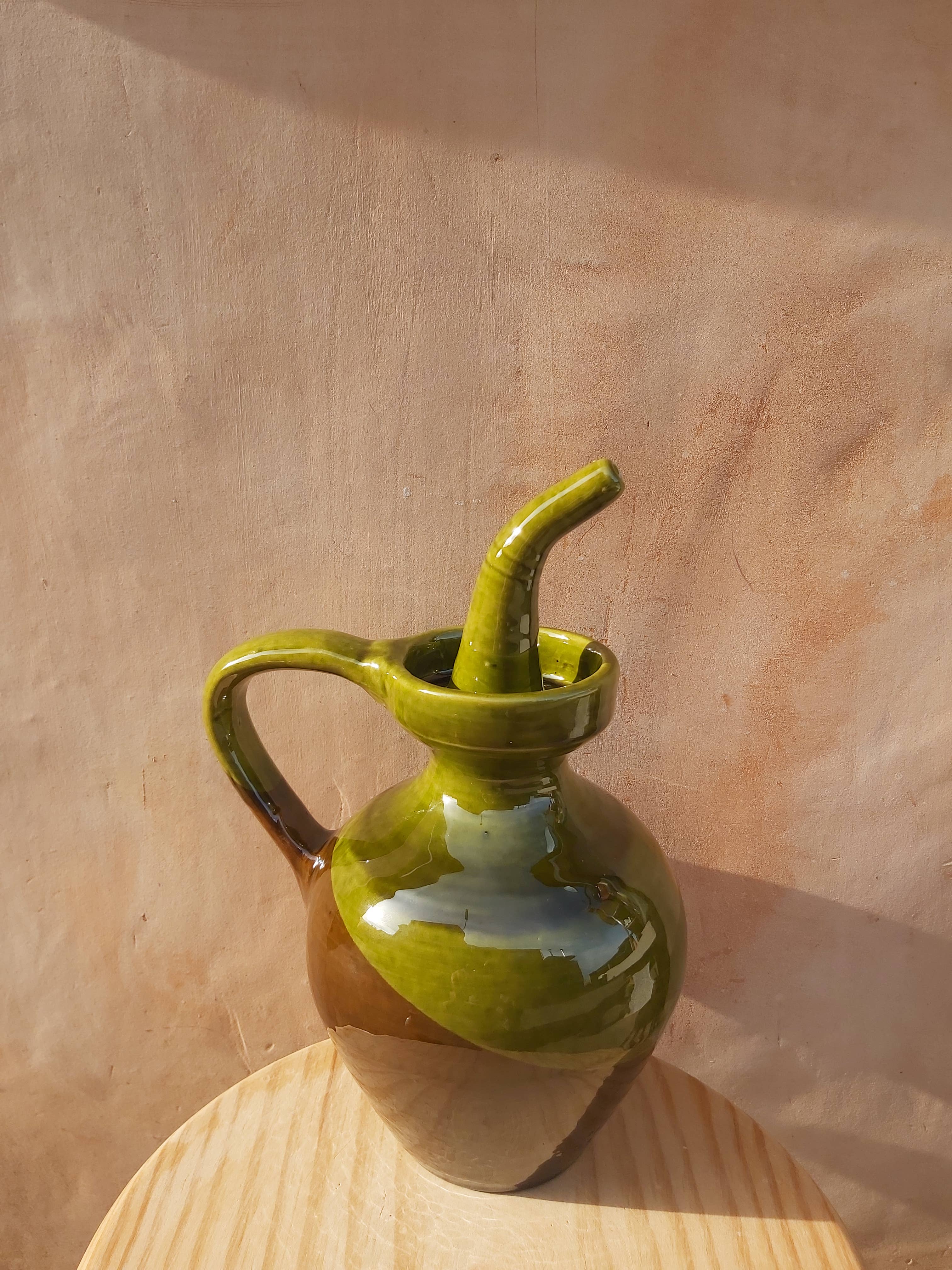 Traditionele oliekan met handbeschilderd patroon, vooraanzicht