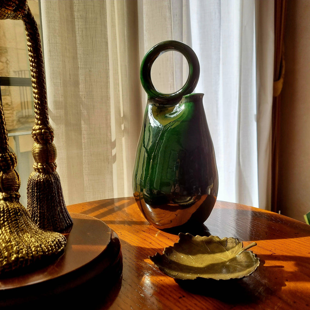 Traditionele groene keramische vaas met ringvorm, handgedraaid