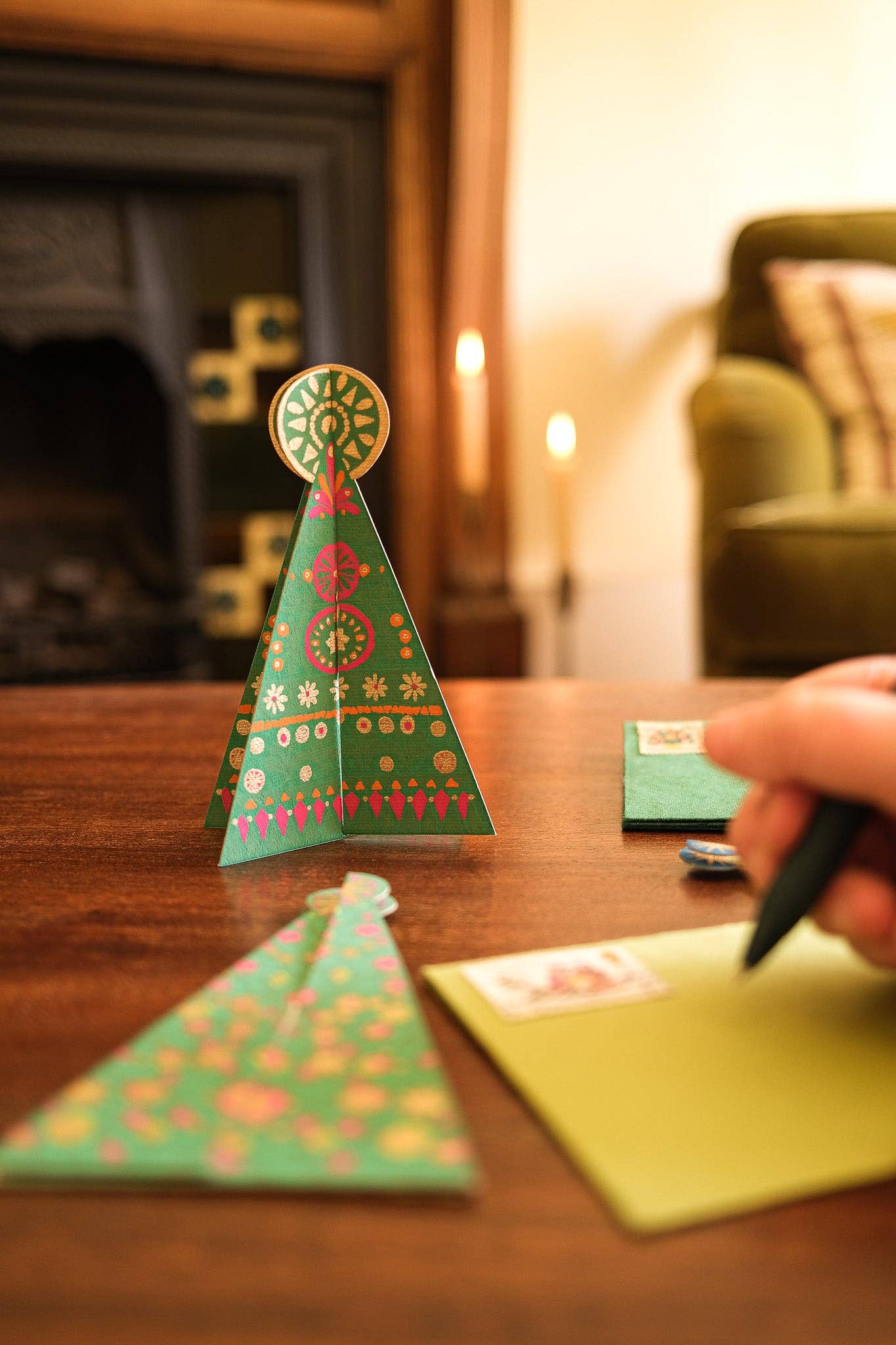 Pop-up kerstboom in elkaar geschoven als 3D-decoratie