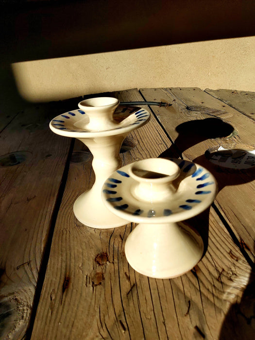 Blauwe geborstelde kaarshouder.