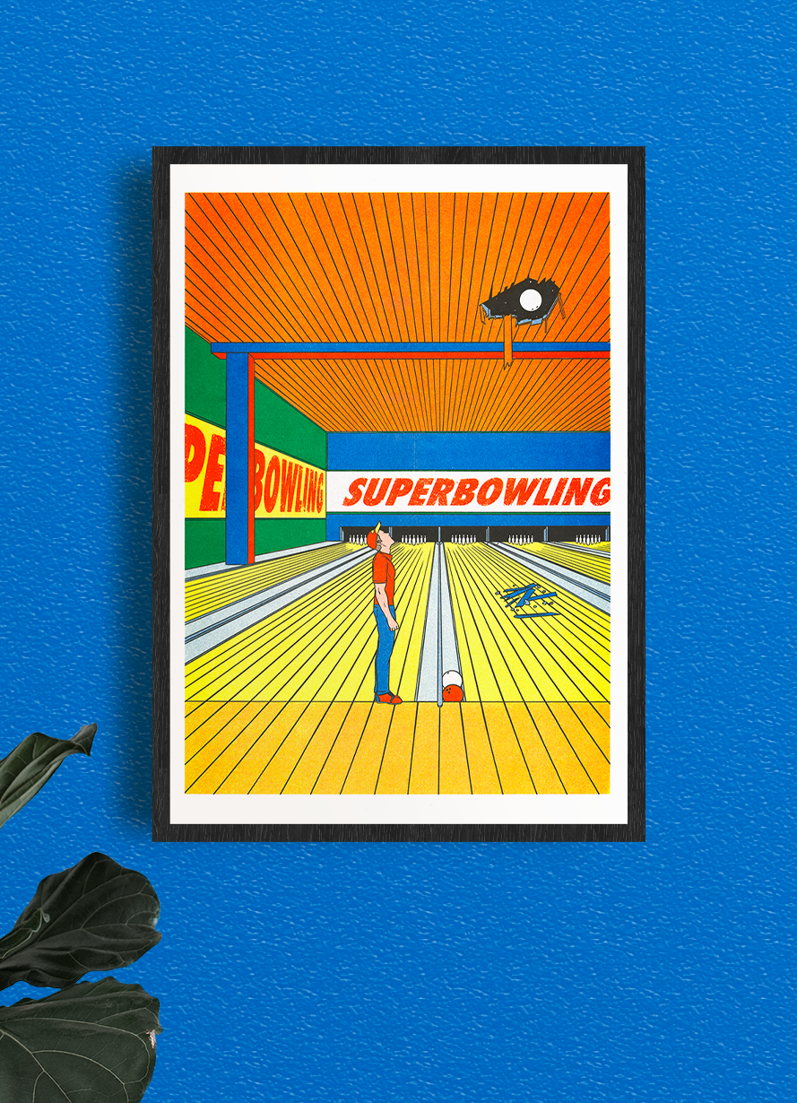 Poster 'Super Bowling' van Simon Bailly aan de muur, sfeerbeeld