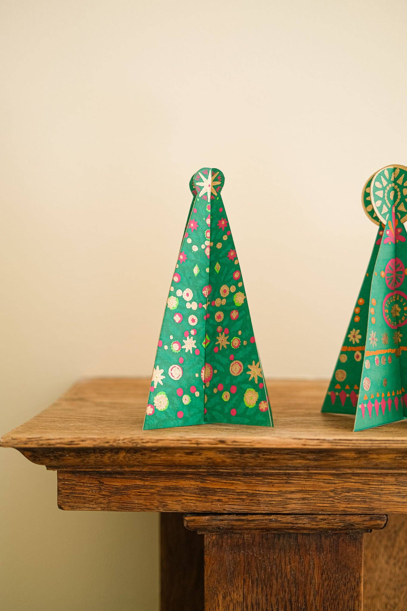 Pop-upkaart met versierde kerstboom, vooraanzicht