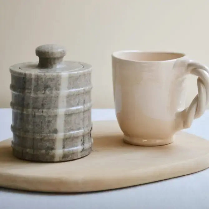 Handgemaakte mok in naturelle tint van terracotta
