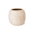 Crème bloempot Sunny met plant naast een zetel