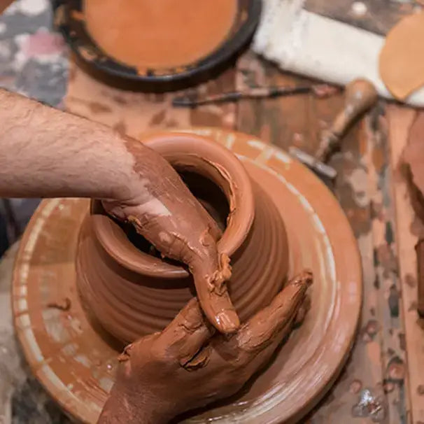 Handgedraaid spiraalglas van traditionele keramiek, bovenaanzicht