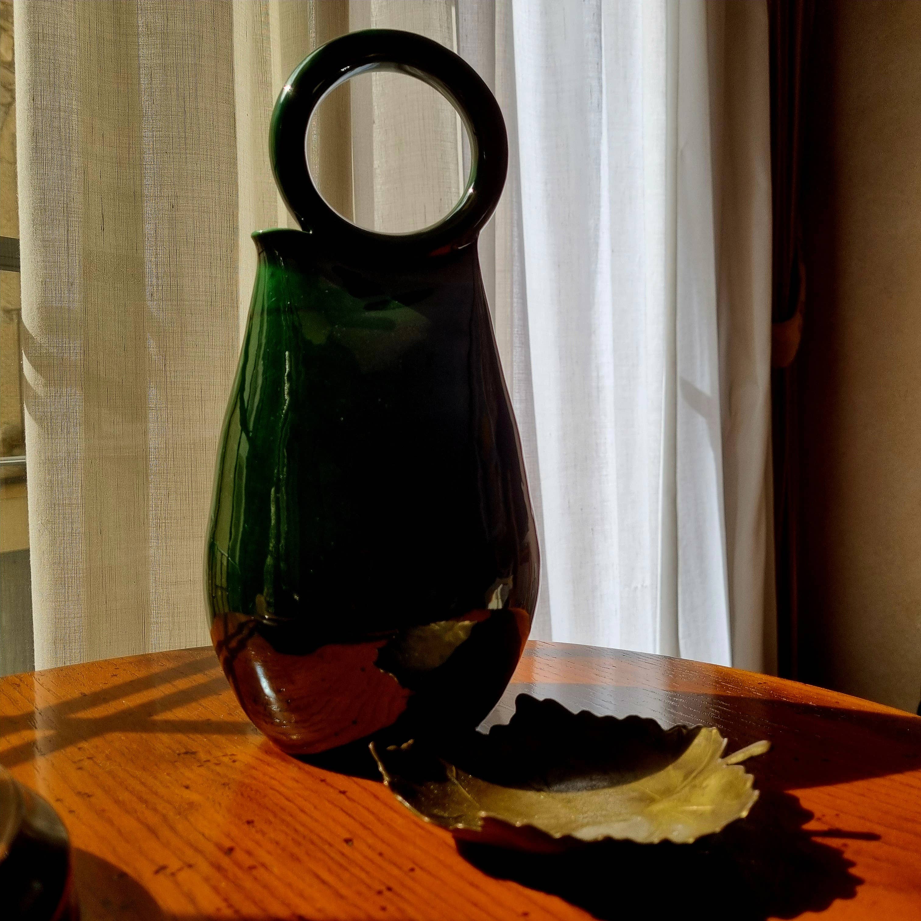 Handgemaakte groene vaas met ringvorm, detail van het glazuur