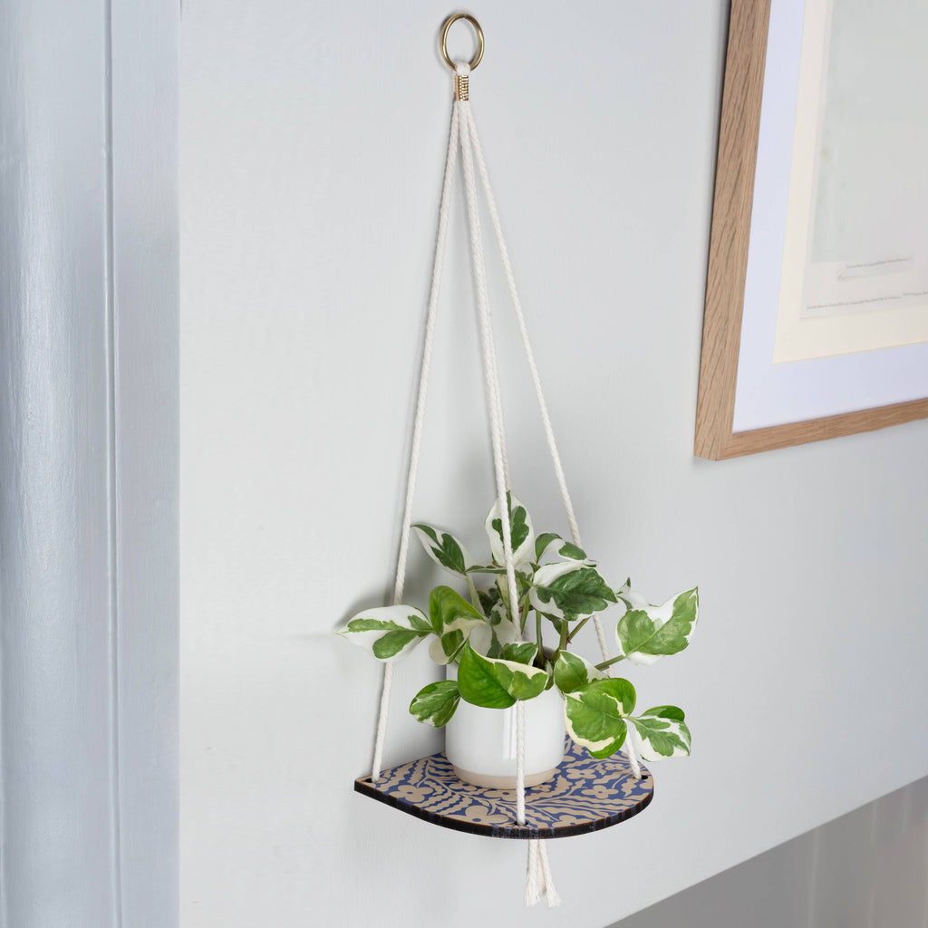 Kleine plantenplank met blauw touw van Studio Wald, tegen de muur