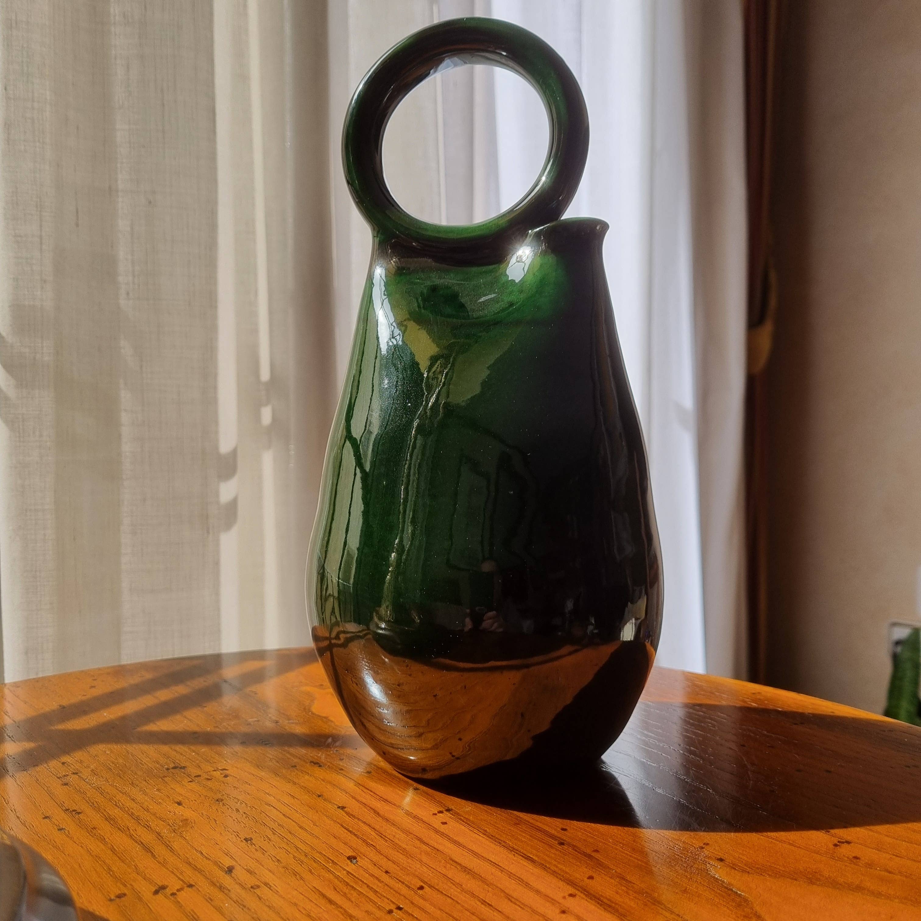 Groene ringvaas van geglazuurd keramiek, vooraanzicht