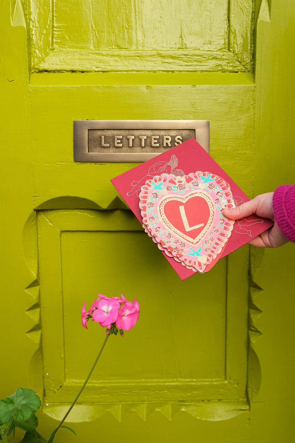 Sfeerbeeld van de uitgevouwen Love-kaart als kleine slinger