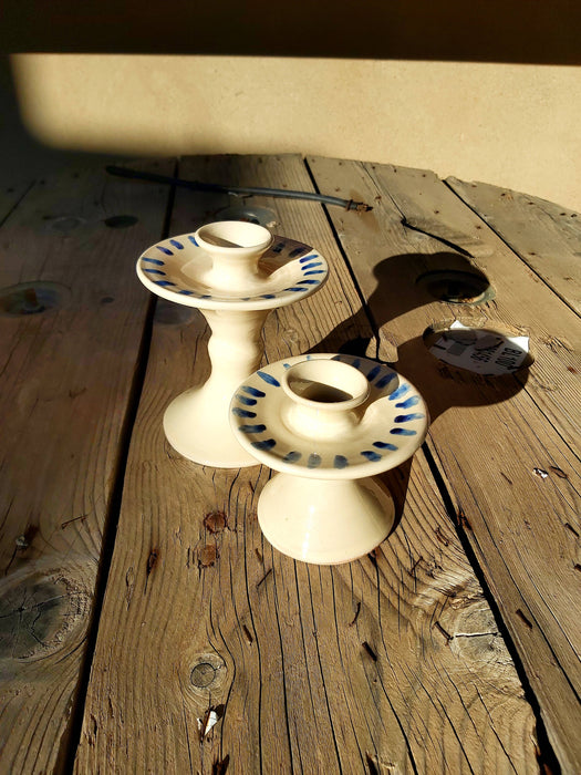 Blauwe geborstelde kaarshouder.