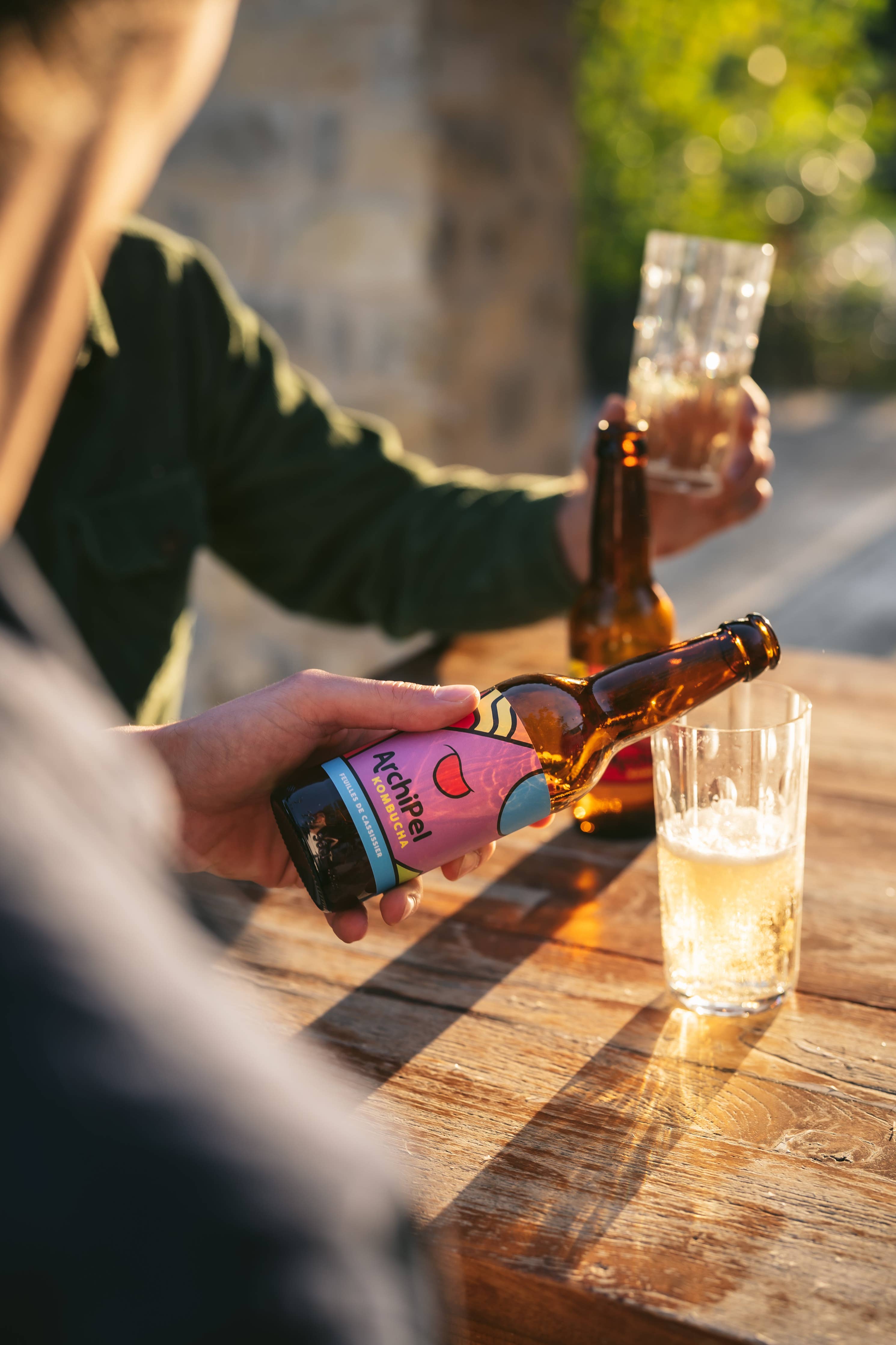 Detail van kombucha gebrouwen met zwartebessenblad