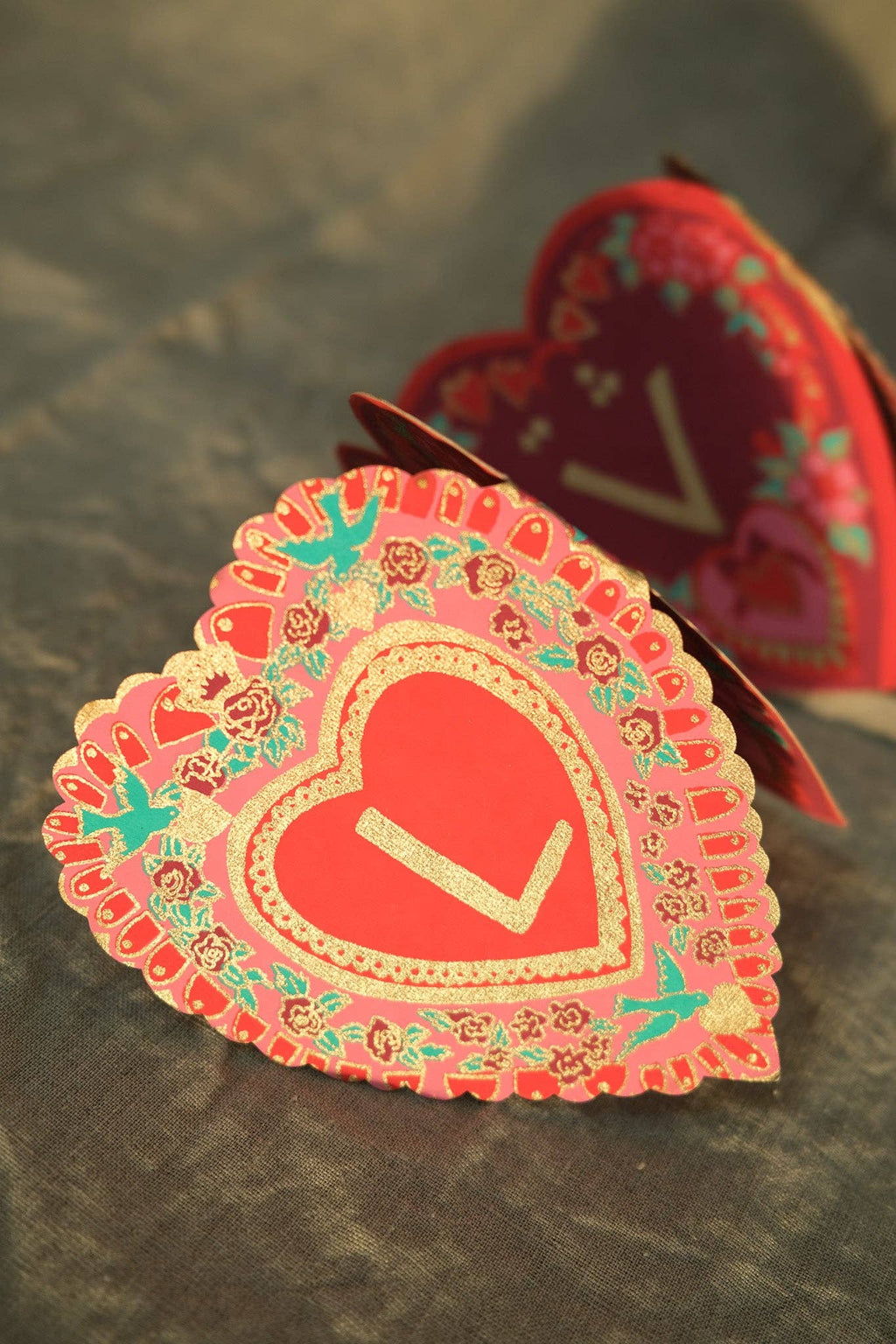 Liefde concertina wenskaart die uitvouwt tot het woord Love, zeefdruk