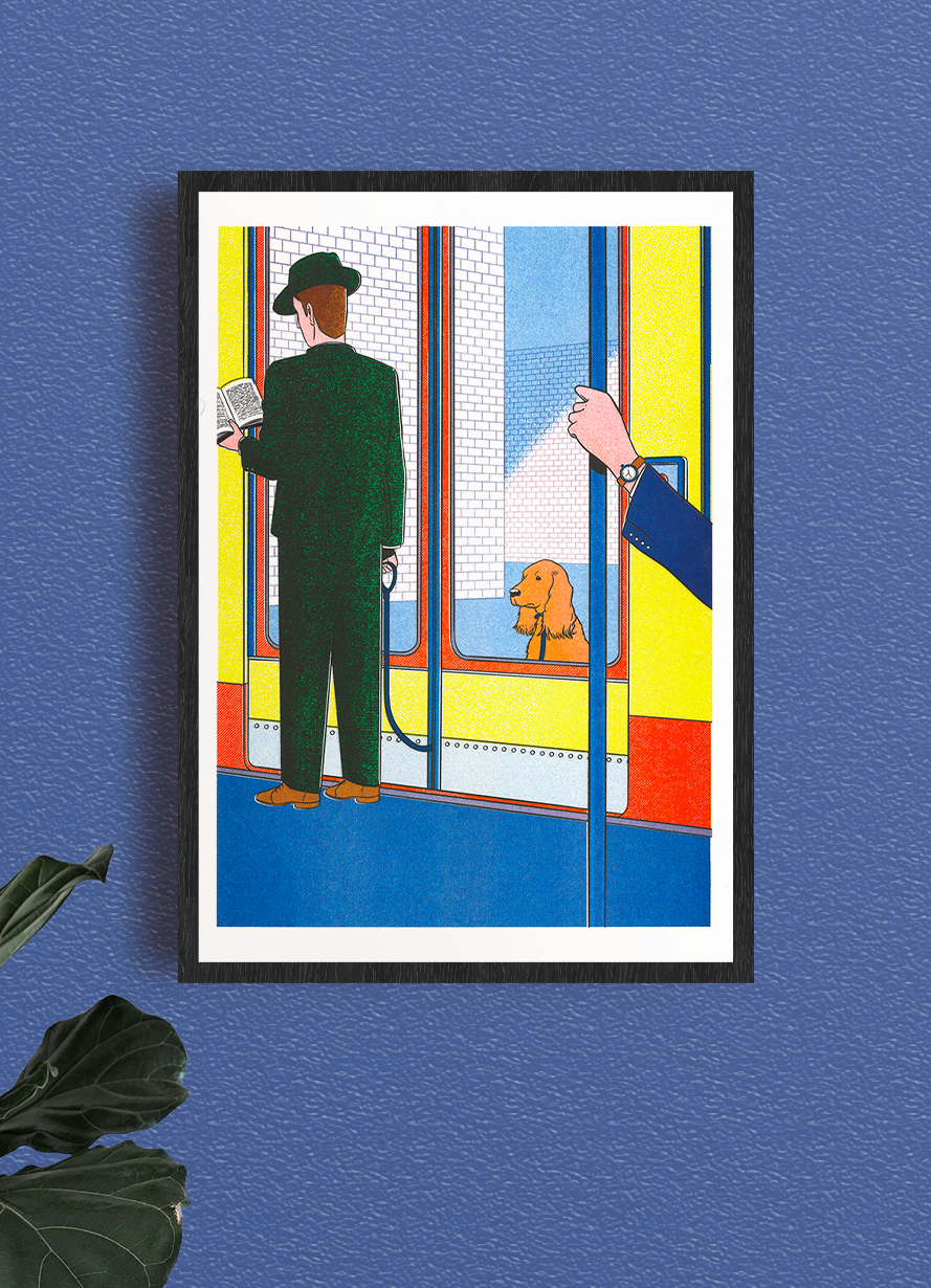 Poster 'De metro' van Simon Bailly aan de muur, sfeerbeeld