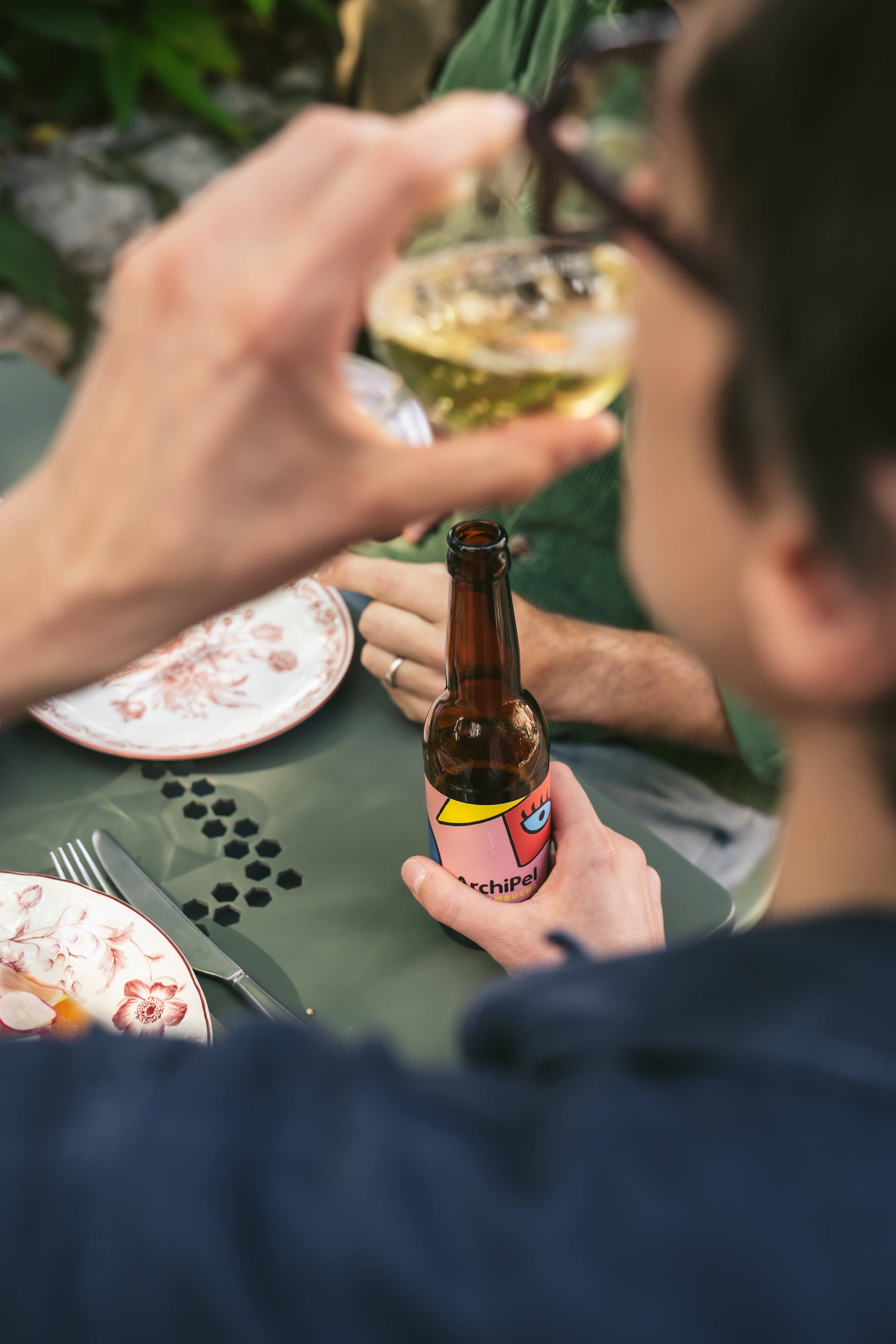 Detail van kombucha gefermenteerd met frambozenbladeren