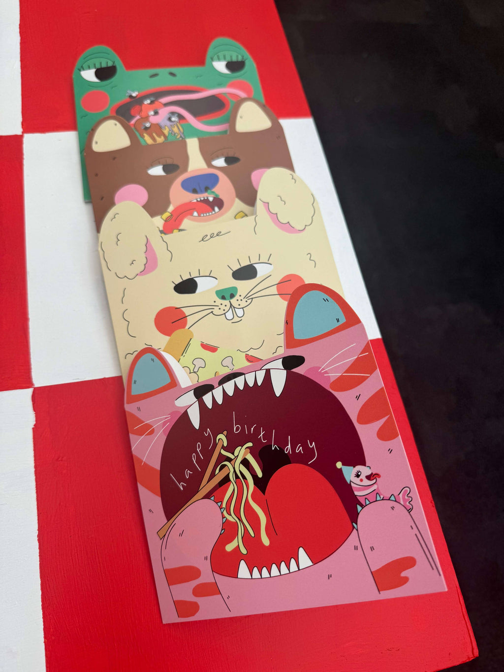 Detail van de gestanste tijger eet noedels kinderwenskaart