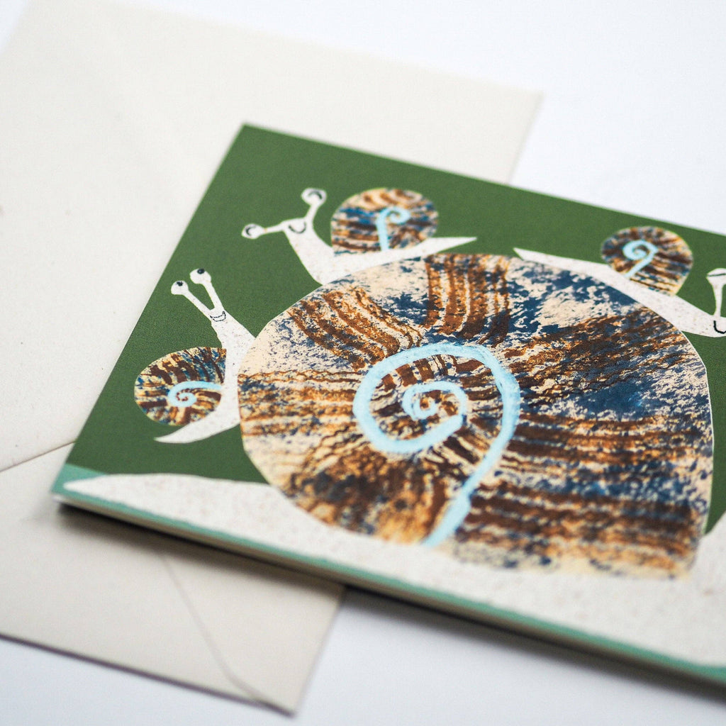 Slakkenkaart met crèmekleurige envelop