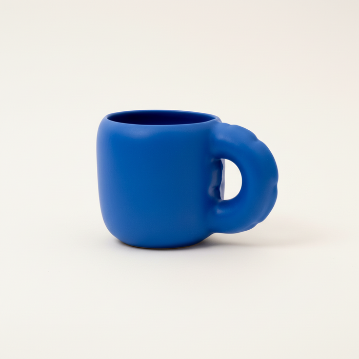 Donkerblauwe mok studio packshot