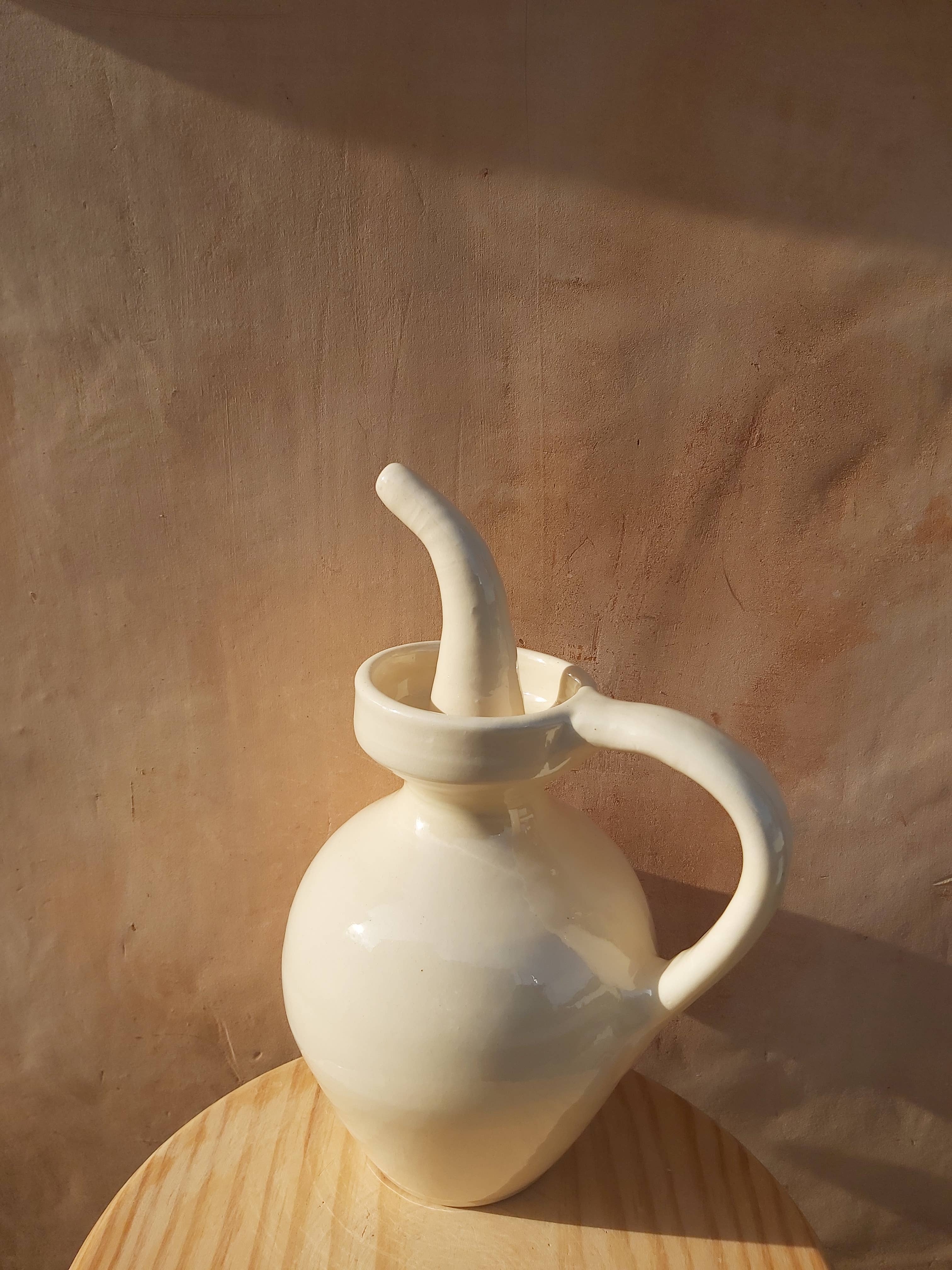 Detail van de tuit van de traditionele keramische oliekan
