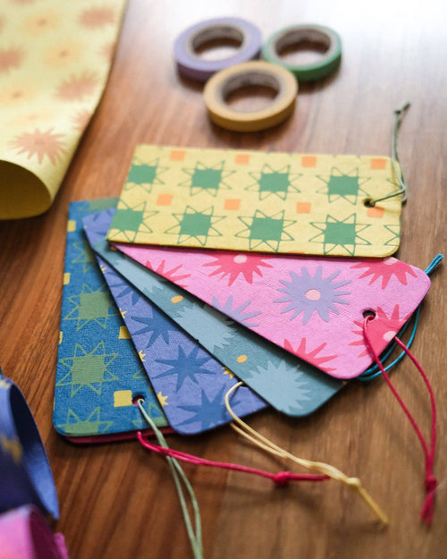 Kleurrijke cadeaulabels met diverse patronen