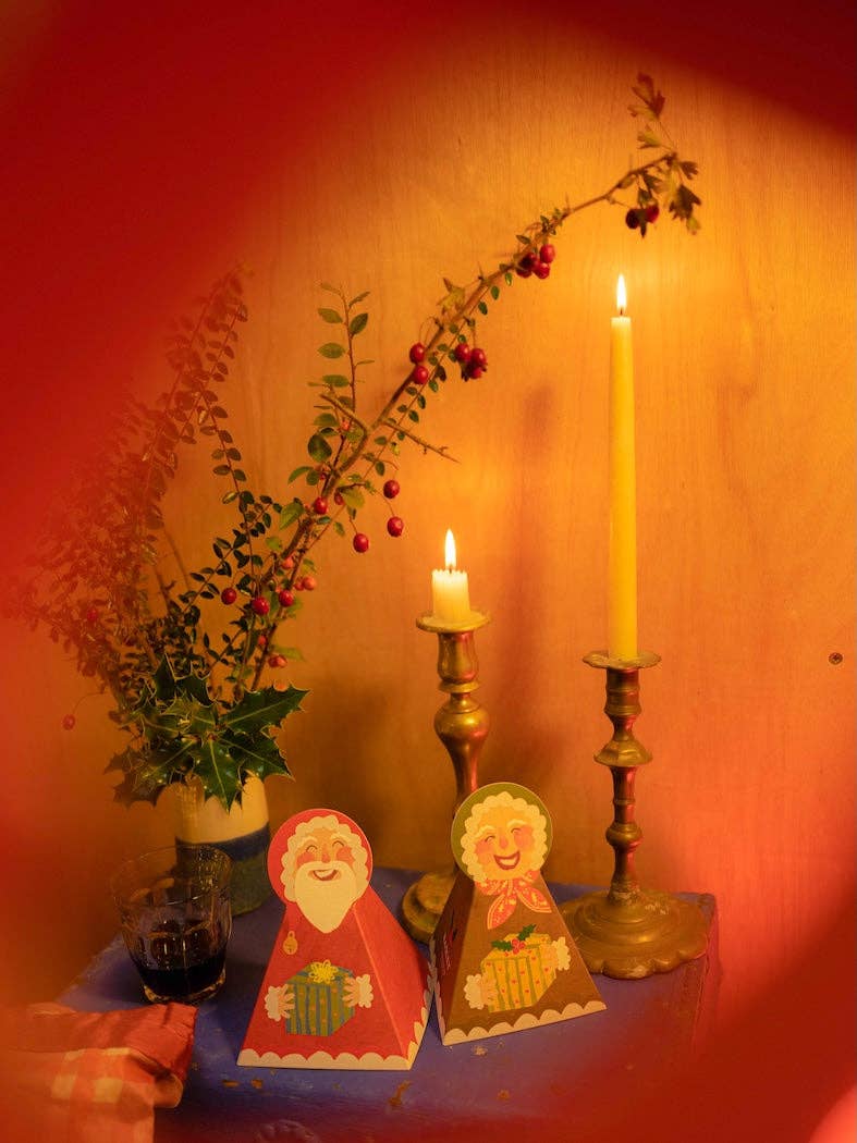 Detail van mevrouw Claus met feestelijke halsdoek en cadeau