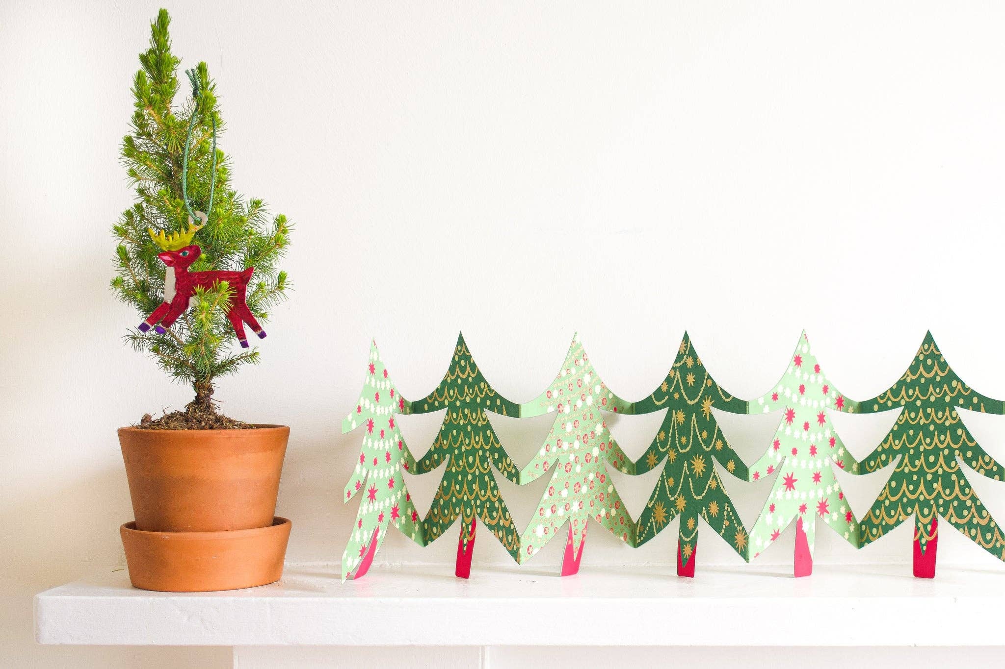 Feestelijke papieren slinger met kerstbomen