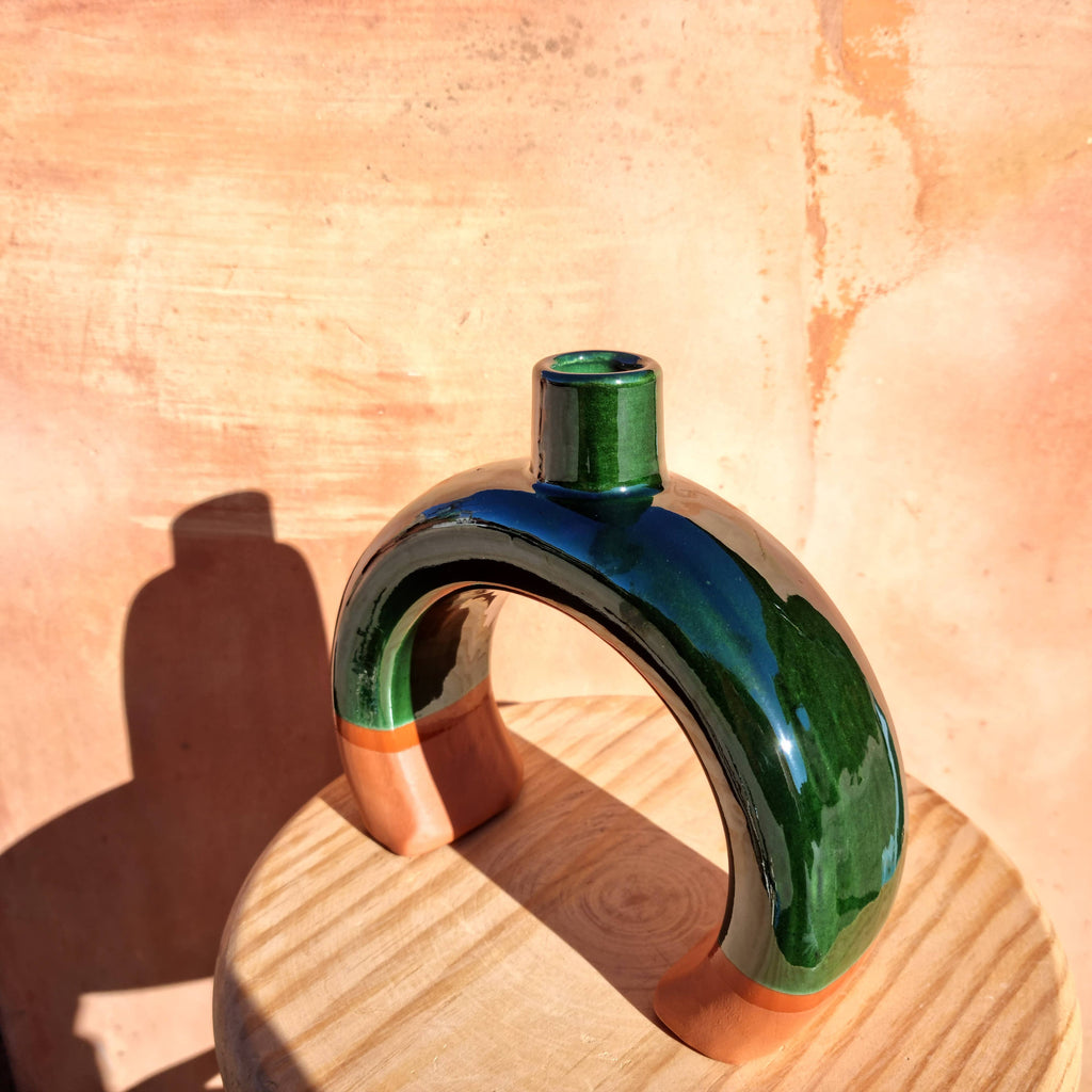 Groene boogkandelaar van terracotta met kaarsen