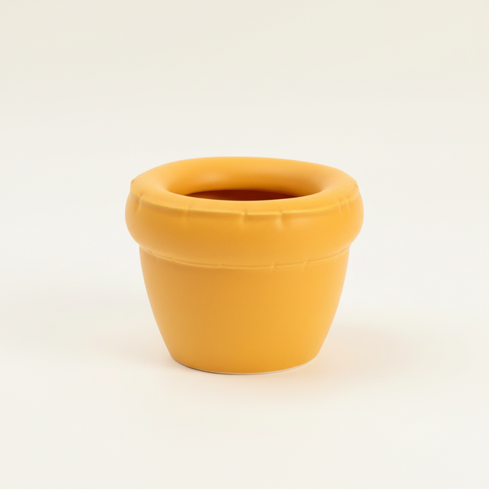 Gele plantenpot studio packshot