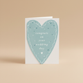 Hartvormige huwelijkskaart in pastelblauw met congratulations
