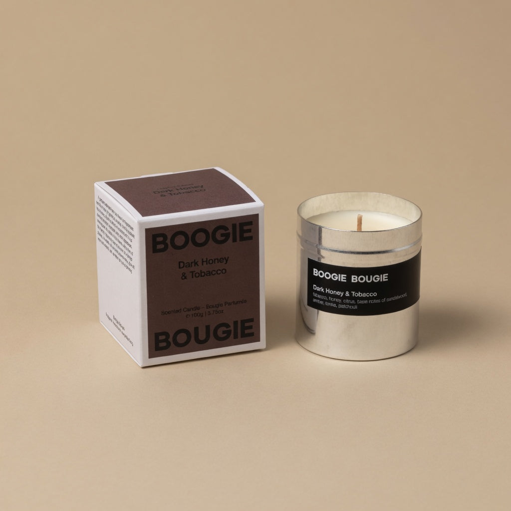 Boogie Bougie Dark Honey & Tobacco, chroom geurkaars 100 g met doos, beige studio
