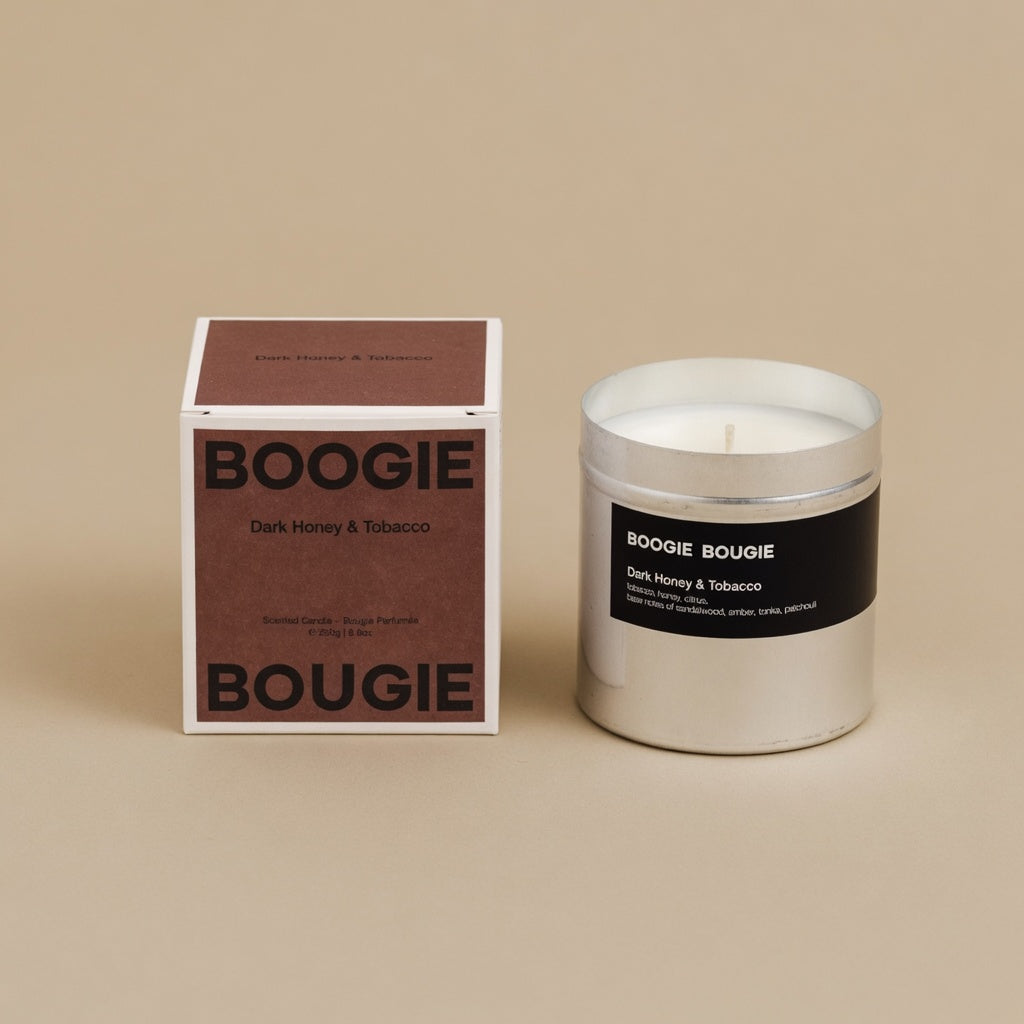 Boogie Bougie Dark Honey & Tobacco, chroom geurkaars 250 g met doos, beige studio