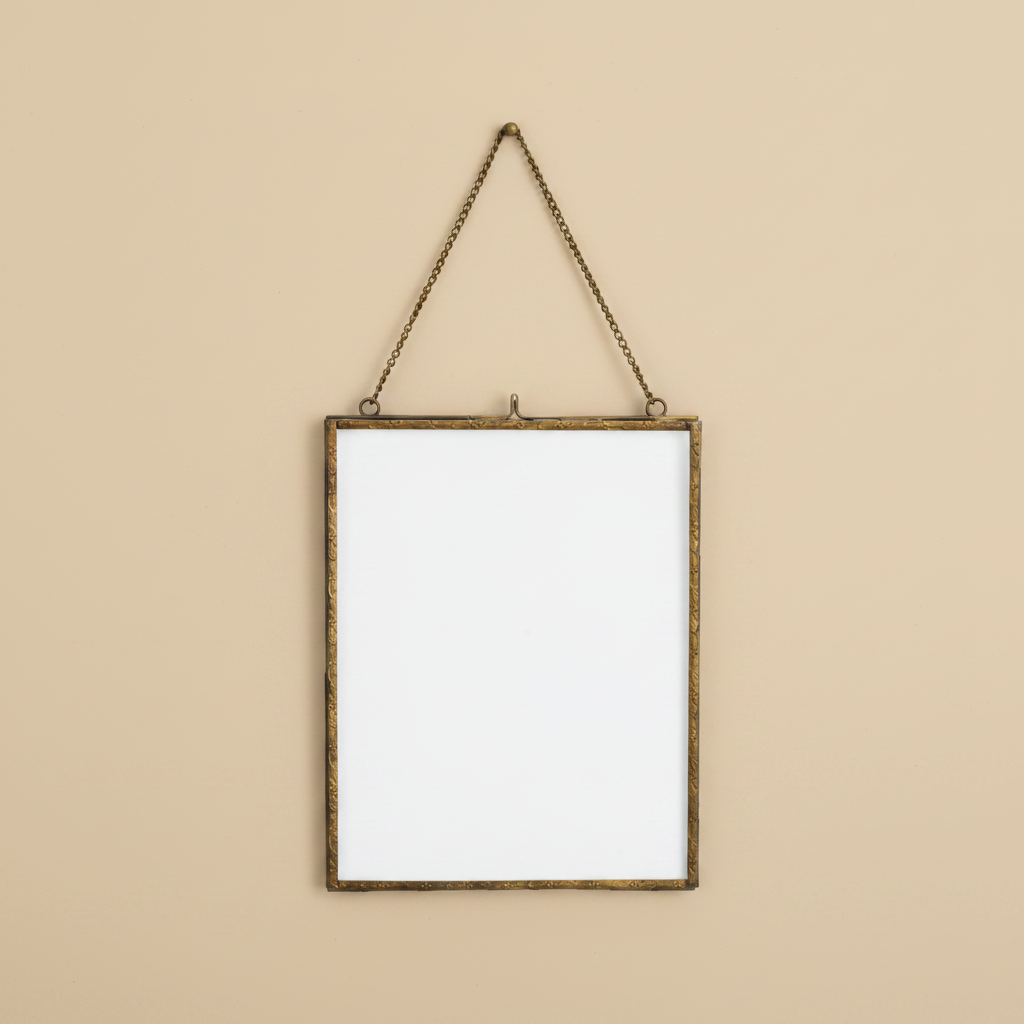Hangende fotolijst verouderd messing 20x25 cm op warme beige achtergrond, studiofoto