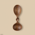 Handgesneden houten dubbele lepel op warme beige achtergrond, studiofoto