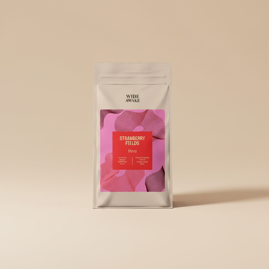 Strawberry Fields koffiezak op warme beige studio-achtergrond